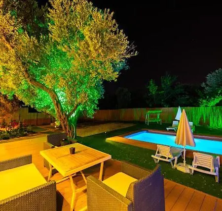 فندق Merkezde Havuzlu 2 Aileye Uygun 3*